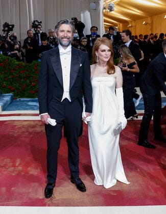 Bart Freundlich and Juliane Moore arrive on the red carpet for The Met Gala at The Metropolitan Museum of Art celebrating the Costume Institute opening of In America: An Anthology of Fashion in New York City on Monday, May 2, 2022.  NYP20220502544 JOHNxANGELILLO