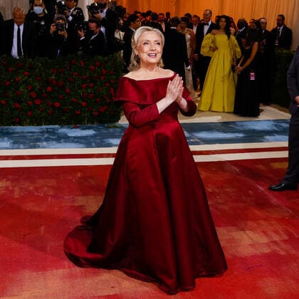 Entertainment Bilder des Tages Hillary Rodham Clinton arrives on the red carpet for The Met Gala at The Metropolitan Museum of Art celebrating the Costume Institute opening of In America: An Anthology of Fashion in New York City on Monday, May 2, 2022.  NYP20220502553 JOHNxANGELILLO