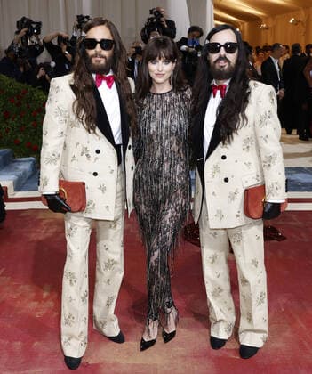 Entertainment Bilder des Tages Jared Leto, Dakota Johnson, and Alessandro Michele arrive on the red carpet for The Met Gala at The Metropolitan Museum of Art celebrating the Costume Institute opening of In America: An Anthology of Fashion in New York City on Monday, May 2, 2022.  NYP20220502282 JOHNxANGELILLO