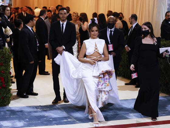 Entertainment Bilder des Tages Camila Cabello arrives on the red carpet for The Met Gala at The Metropolitan Museum of Art celebrating the Costume Institute opening of In America: An Anthology of Fashion in New York City on Monday, May 2, 2022.  NYP20220502340 JOHNxANGELILLO