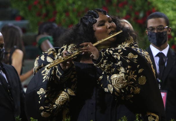 NEW YORK, NEW YORK - MAY 02: Lizzo at The 2022 Met Gala Celebrating In America: An Anthology of Fashion at The Metropolitan Museum of Art on May 02, 2022 in New York City. Copyright: xRWx