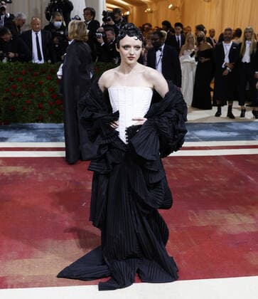 Maisie Williams arrives on the red carpet for The Met Gala at The Metropolitan Museum of Art celebrating the Costume Institute opening of In America: An Anthology of Fashion in New York City on Monday, May 2, 2022.  NYP202205022262 JOHNxANGELILLO