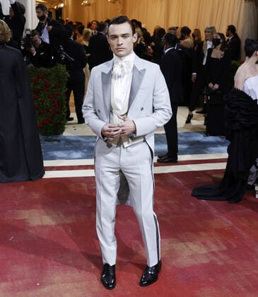 Thomas Doherty arrives on the red carpet for The Met Gala at The Metropolitan Museum of Art celebrating the Costume Institute opening of In America: An Anthology of Fashion in New York City on Monday, May 2, 2022.  NYP20220502272 JOHNxANGELILLO