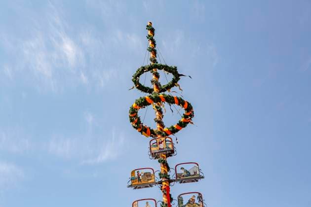 Der Maibaum in der Ortsmitte von Langenargen ( Bodenseekreis ) Maibaum *** The maypole in the center of Langenargen Bodenseekreis maypole