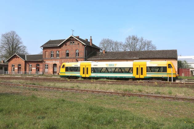 IMAGO Creative: Gesellschaft, Mobilität auf dem Land Blick am Sonnabend (30.04.2022) auf den historischen Bahnhof von Malchow (Landkreis Mecklenburgische Seenplatte). Der Bahnhof hat eine solide Grundsubstanz. Dennoch macht sich überall der Verfall breit. So wächst zum Beispiel Gras in den Dachrinnen und auf den Wegen vor dem Gebäude. Dazu sind zahlreiche Fensterscheiben eingeschlagen. Wenn nicht bald etwas passiert droht ein weiterer Niedergang. Vergleiche u.a. auch Bilder aus den Jahr 2014 *** View on Saturday 30 04 2022 on the historic train station of Malchow County Mecklenburg Lake District The station has a solid basic substance Nevertheless, the decay spreads everywhere For example, grass grows in the gutters and on the paths in front of the building In addition, numerous window pa