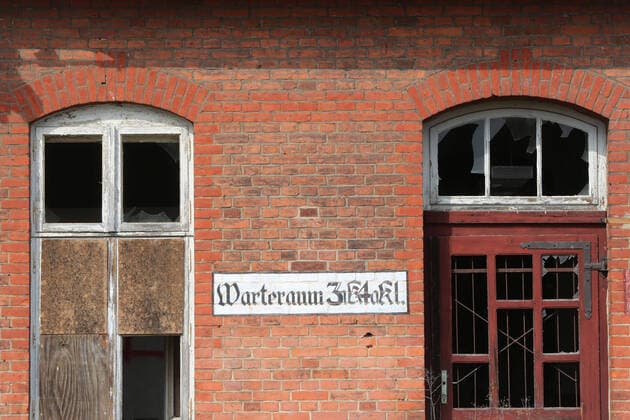 IMAGO Creative: Gesellschaft, Mobilität auf dem Land Blick am Sonnabend (30.04.2022) auf den historischen Bahnhof von Malchow (Landkreis Mecklenburgische Seenplatte). Der Bahnhof hat eine solide Grundsubstanz. Dennoch macht sich überall der Verfall breit. So wächst zum Beispiel Gras in den Dachrinnen und auf den Wegen vor dem Gebäude. Dazu sind zahlreiche Fensterscheiben eingeschlagen. Wenn nicht bald etwas passiert droht ein weiterer Niedergang. Vergleiche u.a. auch Bilder aus den Jahr 2014 *** View on Saturday 30 04 2022 on the historic train station of Malchow County Mecklenburg Lake District The station has a solid basic substance Nevertheless, the decay spreads everywhere For example, grass grows in the gutters and on the paths in front of the building In addition, numerous window pa