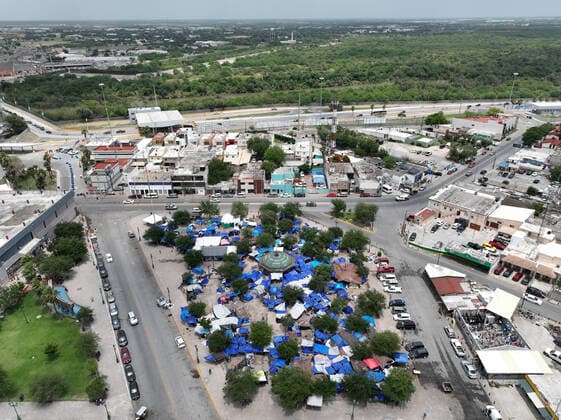 (220503) -- REYNOSA, May 3, 2022 -- Aerial photo taken on May 2, 2022 shows a migrant camp in Reynosa, Tamaulipas, Mexico. ) MEXICO-REYNOSA-U.S.-BORDER-MIGRANTS XinxYuewei 