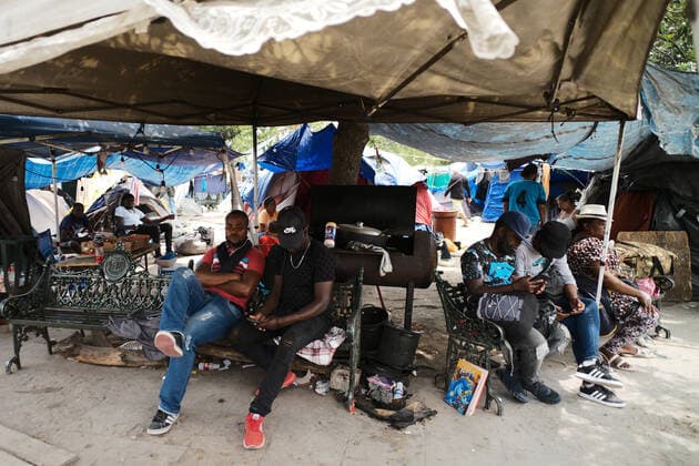 (220503) -- REYNOSA, May 3, 2022 -- Migrants are seen inside a migrant camp in Reynosa, Tamaulipas, Mexico, May 2, 2022. ) MEXICO-REYNOSA-U.S.-BORDER-MIGRANTS XinxYuewei 