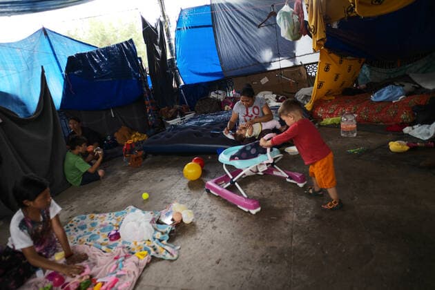 (220503) -- REYNOSA, May 3, 2022 -- Migrants are seen inside a migrant camp in Reynosa, Tamaulipas, Mexico, May 2, 2022. ) MEXICO-REYNOSA-U.S.-BORDER-MIGRANTS XinxYuewei 