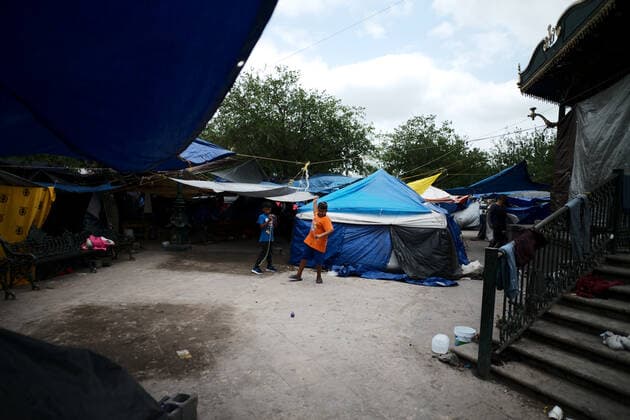 (220503) -- REYNOSA, May 3, 2022 -- Migrant children play at a migrant camp in Reynosa, Tamaulipas, Mexico, May 2, 2022. ) MEXICO-REYNOSA-U.S.-BORDER-MIGRANTS XinxYuewei 