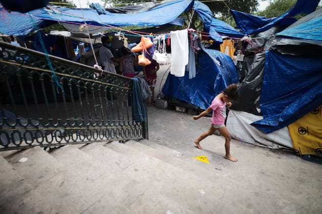 (220503) -- REYNOSA, May 3, 2022 -- A migrant kid walks at a migrant camp in Reynosa, Tamaulipas, Mexico, May 2, 2022. ) MEXICO-REYNOSA-U.S.-BORDER-MIGRANTS XinxYuewei 