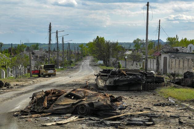News Themen der Woche KW18 DPR LPR Russia Ukraine Military Operation 8182490 02.05.2022 Burnt military vehicles are seen in the city of Rubezhnoye, Luhansk People s Republic. Alexander Galperin Sputnik Rubezhnoe Luhansk People s Republic  Copyright: xAlexanderxGalperinx