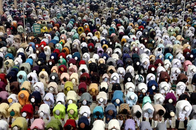 News Themen der Woche KW18 News Bilder des Tages May 3, 2022, Dhaka, Dhaka, Bangladesh: Muslims perform Eid-ul-Fitr prayers at Baitul Mukarram Mosque in Dhaka, Bangladesh. Dhaka Bangladesh - ZUMAk174 20220503_zip_k174_009 Copyright: xSyedxMahabubulxKaderx