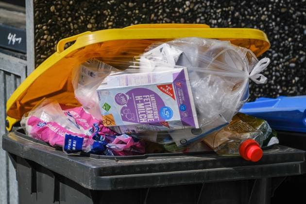 Düsseldorf 03.05.2022 gelbe Tonne Mülltonne Kunststoff Plastik Recycling Müll Abfall Wohlstandsmüll Wohlstandsgesellschaft Verpackung Verpackungsmüll Restmüll Plastiktonne Düsseldorf Nordrhein-Westfalen Deutschland *** Dusseldorf 03 05 2022 yellow garbage can waste plastic recycling waste waste prosperity waste prosperity society packaging packaging waste residual waste plastic garbage can Dusseldorf North Rhine Westphalia Germany