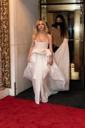 NY: Met Gala 2022 departures from The Pierre hotel Sydney Sweeney wearing dress by Tory Burch departs The Pierre Hotel for the 2022 Met Gala on a theme In America: An Anthology of Fashion with dress code calls for gilded glamour New York New York United States Copyright: LevxRadin