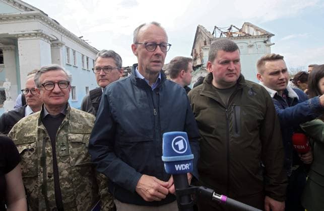 Ukraine-Krieg, Jahrestag der Invasion, Persönlichkeiten besuchen die Ukraine, Archivbilder IRPIN, UKRAINE - MAY 3, 2022 - Ukraine s Batkivshchyna MP Serhii Taruta, Leader of the Christian Democratic Union, Leader of the Opposition in the Bundestag Friedrich Merz and Irpin city head Oleksandr Markushyn (L to R) are pictured during a briefing in Irpin, a city liberated from Russian invaders, Kyiv Region, northern Ukraine. This photo cannot be distributed in the Russian Federation. German politician Friedrich Merz visits Irpin  Copyright: xPavlo_Bagmutx