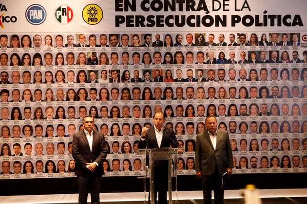 Aliance Va Por Mexico Against President Lopez Obrador MEXICO CITY, MEXICO - MAY 2, 2022: Leads of the National Action Party Marko CortÃ s, of the Institutional Revolutionary Party Alejandro Moreno Cardenas and the Democratic Revolution Party Jesus Zambrano during a press conference denounce political persecution against legislators, journalists and dissidents to the regime of Mexico s President AndrÃ s Manuel Lopez Obrador. On May 2, 2022 In Mexico City, Mexico. (Photo by Luis Barron Eyepix Group) Copyright: xLuisxBarronx xEyepixxGroupx EYEPIXLB_02052022_63560