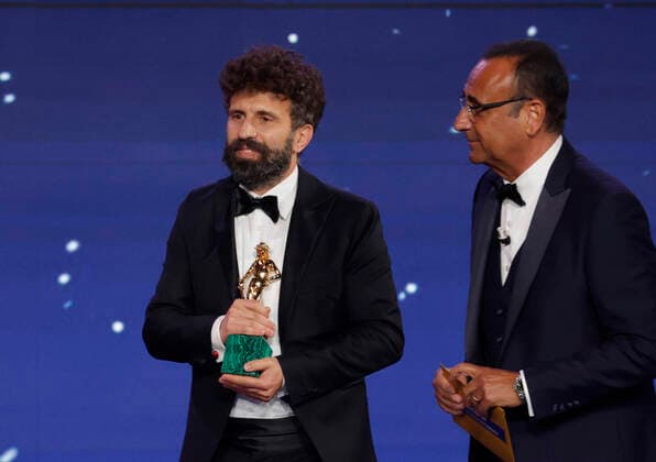 May 3, 2022, ROME, Italia: Italian director of photography Michele D Attanasio (L) at Cinecitta studios receives award for Best Photography for Freaks out during the 67th edition of the David di Donatello Awards, in Rome, Italy, 3 May 2022. ANSA GIUSEPPE LAMI ROME Italia - ZUMAa110 20220503_zaf_a110_011 Copyright: xGiuseppexLamix