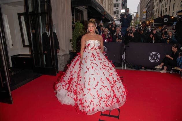 May 2, 2022, New York, United States: Chloe Kim departs The Mark Hotel for 2022 Met Gala in New York City. New York United States - ZUMAs197 20220502_zaa_s197_373 Copyright: xRonxAdarx