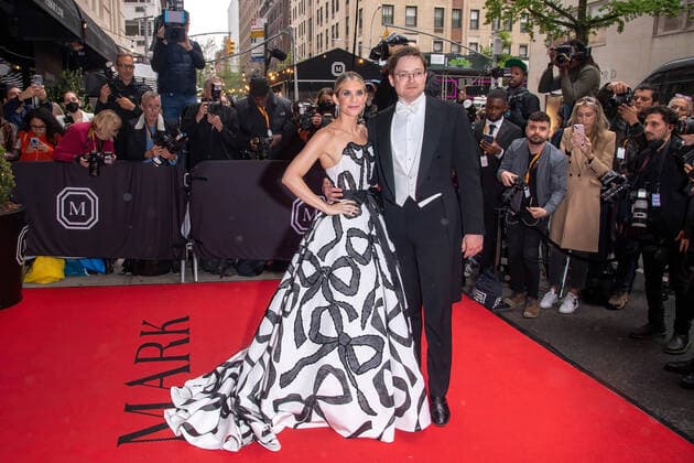 May 2, 2022, New York, United States: Elizabeth Cordry Shaffer and Charles Shaffer depart The Mark Hotel for 2022 Met Gala in New York City. New York United States - ZUMAs197 20220502_zaa_s197_362 Copyright: xRonxAdarx