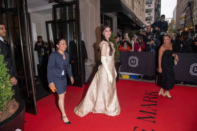 May 2, 2022, New York, United States: Ariana Rockefelle departs The Mark Hotel for 2022 Met Gala in New York City. New York United States - ZUMAs197 20220502_zaa_s197_366 Copyright: xRonxAdarx