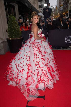 May 2, 2022, New York, United States: Chloe Kim departs The Mark Hotel for 2022 Met Gala on May 02, 2022 in New York City. New York United States - ZUMAs197 20220502_zaa_s197_375 Copyright: xRonxAdarx