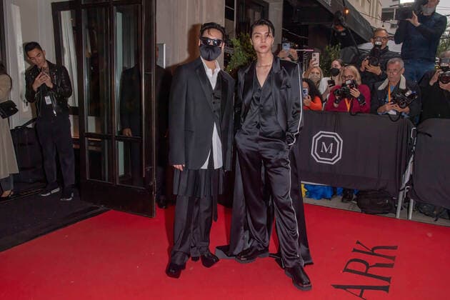 May 2, 2022, New York, United States: Johnny Suh (R) departs The Mark Hotel for 2022 Met Gala in New York City. New York United States - ZUMAs197 20220502_zaa_s197_402 Copyright: xRonxAdarx