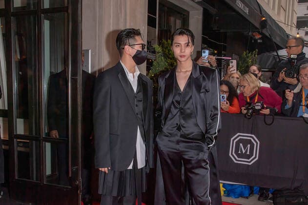 May 2, 2022, New York, United States: Johnny Suh (R) departs The Mark Hotel for 2022 Met Gala in New York City. New York United States - ZUMAs197 20220502_zaa_s197_403 Copyright: xRonxAdarx