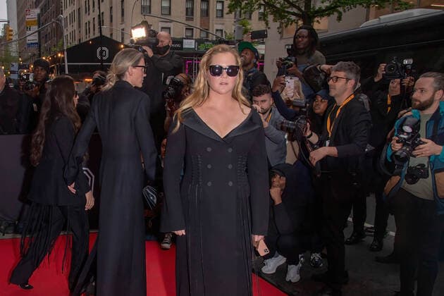 May 2, 2022, New York, United States: Amy Schumer departs The Mark Hotel for 2022 Met Gala in New York City. New York United States - ZUMAs197 20220502_zaa_s197_384 Copyright: xRonxAdarx