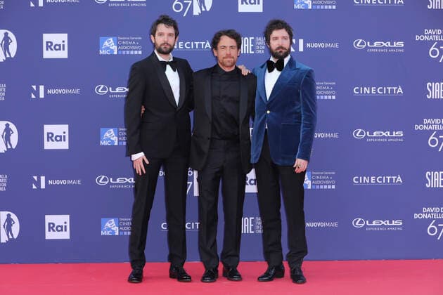 Verleihung des David di Donatello-Preises 2022 in Rom Rome, Cinecitta , David di Donatello 2022. In the photo: Elio Germano with Damiano and Fabio D Innocenzo  Copyright: xMarcoxProvvisionatox xipa-agencyx xMarcoxProvvisionatox