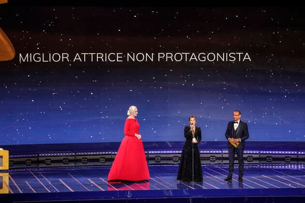 Verleihung des David di Donatello-Preises 2022 in Rom - Die Preisträger May 3, 2022, ROME, Italia: Italian actress Teresa Saponangelo at Cinecitta studios receives award for Best Supporting Actress for her role in E stata la mano di Dio during the 67th edition of the David di Donatello Awards, in Rome, Italy, 3 May 2022. ANSA GIUSEPPE LAMI ROME Italia - ZUMAa110 20220503_zaf_a110_004 Copyright: xGiuseppexLamix