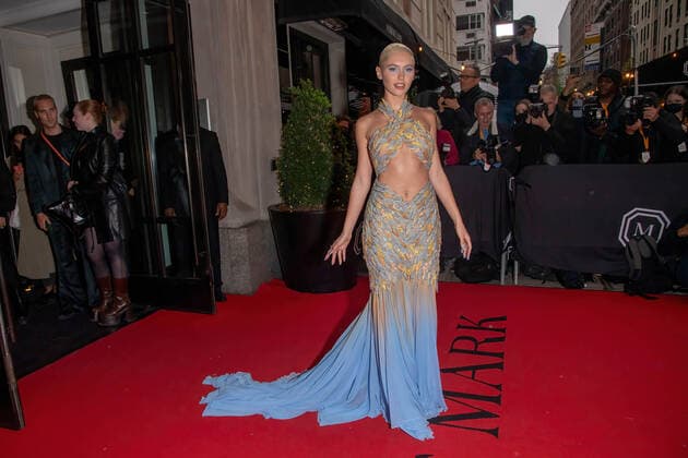 May 2, 2022, New York, United States: Iris Law wearing Moschino departs The Mark Hotel for 2022 Met Gala in New York City. New York United States - ZUMAs197 20220502_zaa_s197_444 Copyright: xRonxAdarx