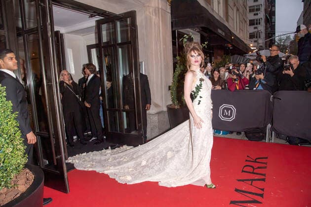 May 2, 2022, New York, United States: Ivy Getty departs The Mark Hotel for 2022 Met Gala in New York City. New York United States - ZUMAs197 20220502_zaa_s197_475 Copyright: xRonxAdarx