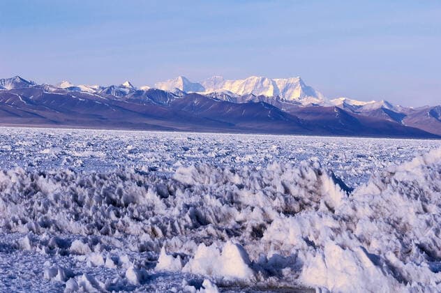 IMAGO Nature: Unsere Erde, Klimawandel, Gletscherschmelze Landscape of snow-capped mountains and frozen lake in winter , 2121773.jpg, lake, snow, ice, nature, sky, water, landscape, beautiful, glacier, blue, peak, mountains, environment, white, tourism, range, highlands, desolate, outdoor, cold, view, scenery, winter, frozen, outdoors, shore, tranquil, river, rock, scene, day, season, snowy, sunlight, clouds, tibet, highland, melting,