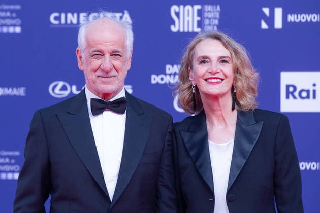 Verleihung des David di Donatello-Preises 2022 in Rom Italy: Red Carpet of David di Donatello 2022 Awards ceremony Toni Servillo and Manuela Lamanna attend the red carpet of David di Donatello 2022 awards ceremony in Rome Rome Italy Copyright: MatteoxNardone