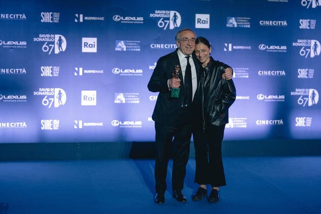 67th David Di Donatello - Winners Photocall Silvio Orlando and Maria Laura Rondanini pose with the David di Donatello for Leading Actor during the 67th David Di Donatello winners photocall on May 03, 2022 in Rome, Italy. Rome Italy  Copyright: xLucaxCarlinox originalFilename: carlino-notitle220504_npZdz.jpg