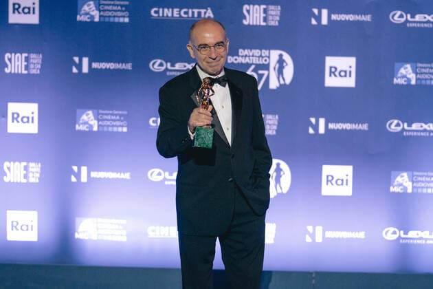 67th David Di Donatello - Winners Photocall Silvio Orlando poses with the David di Donatello for Leading Actor during the 67th David Di Donatello winners photocall on May 03, 2022 in Rome, Italy. Rome Italy  Copyright: xLucaxCarlinox originalFilename: carlino-notitle220504_npT8S.jpg