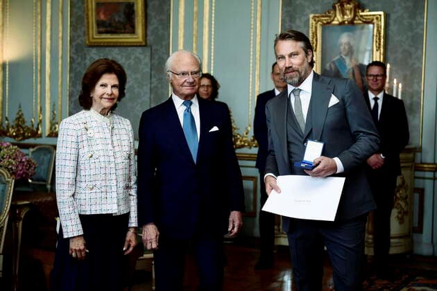 Queen Silvia and King Carl Gustaf hand out the H M The King s medal for merits in sports to Swedish ice hockey player Peter Forsberg at the Royal Palace in Stockholm, Sweden on May 04, 2022 STOCKHOLM SWEDEN x12110x,  Copyright: xPaulxWennerholm TTx THE KING S MEDAL AWARD CEREMONY
