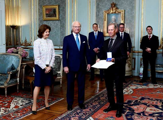 Queen Silvia and King Carl Gustaf hand out the H M The King s medal for merits in sports to the Swedish athlete Rolf Goran Bengtsson at the Royal Palace in Stockholm, Sweden on May 04, 2022 STOCKHOLM SWEDEN x12110x,  Copyright: xPaulxWennerholm TTx THE KING S MEDAL AWARD CEREMONY
