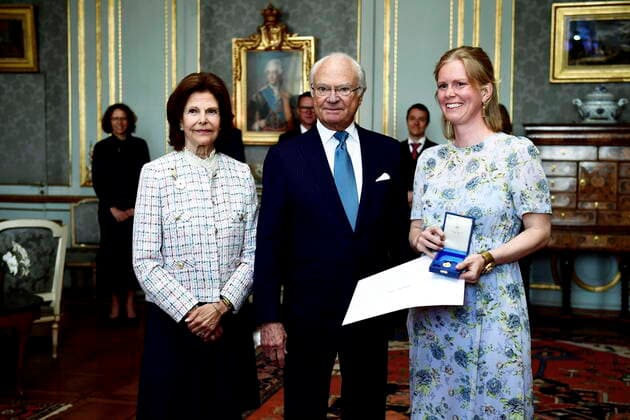 Queen Silvia and King Carl Gustaf hand out the H M The King s medal for merits in sports to the Swedish athlete Maja Reichard at the Royal Palace in Stockholm, Sweden on May 04, 2022 STOCKHOLM SWEDEN x12110x,  Copyright: xPaulxWennerholm TTx THE KING S MEDAL AWARD CEREMONY