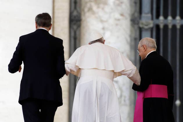 News Themen der Woche KW18 Pope Francis General Weekly Audience Pope Francis leaves St. Peter s Square, at the end of his weekly open-air general audience in Vatican, Wednesday, may 4, 2022. Vatican City Vatican  Copyright: xMassimoxValicchiax originalFilename: valicchia-notitle220504_npVMA.jpg