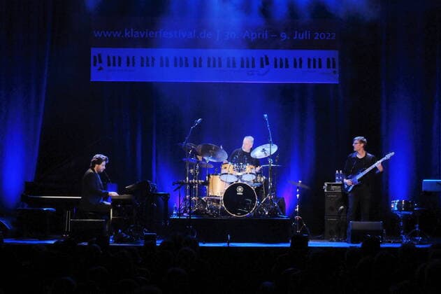 Das Wolfgang Haffner Trio mit Simon Oslender (keyb.), Wolfgang Haffner (dr.) und Thomas Stieger (b.) beim Klavier-Festival Ruhr 2022 im Oberhausener Ebertbad. The Wolfgang Haffner Trio with Simon Oslender (keyb.), Wolfgang Haffner (dr.) and Thomas Stieger (b.) at the Klavier-Festival Ruhr 2022 in Oberhausen. Oberhausen NRW DEU;DE;GERMANY;DEUTSCHLAND;ALLEMAGNE