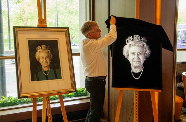 Rob Munday enthüllt anlässlich des Platin-Jubiläums von Königin Elizabeth ein 3D-Porträt . 04 05 2022. London, United Kingdom. Royal Holographer, Rob Munday, unveils a stunnnig new 3D Holographic portrait of Her Majesty Queen Elizabeth, to mark her Platinum Jubilee. The unveiling took lace at 45 Park Lane. The Portrait is named Platinum Queen: Felicity New Portrait of Queen Elizabeth the Second.  xMarkxThomasx xi-Imagesx IIM-23374-0002