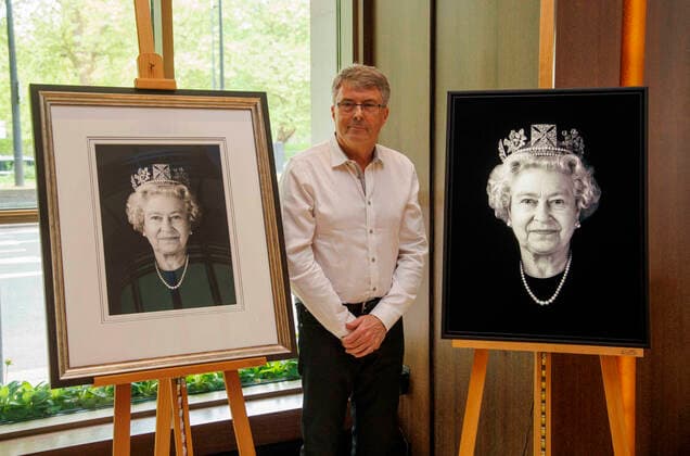 Rob Munday enthüllt anlässlich des Platin-Jubiläums von Königin Elizabeth ein 3D-Porträt . 04 05 2022. London, United Kingdom. Royal Holographer, Rob Munday, unveils a stunnnig new 3D Holographic portrait of Her Majesty Queen Elizabeth, to mark her Platinum Jubilee. The unveiling took lace at 45 Park Lane. The Portrait is named Platinum Queen: Felicity New Portrait of Queen Elizabeth the Second.  xMarkxThomasx xi-Imagesx IIM-23374-0004
