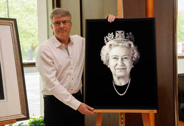 Rob Munday enthüllt anlässlich des Platin-Jubiläums von Königin Elizabeth ein 3D-Porträt . 04 05 2022. London, United Kingdom. Royal Holographer, Rob Munday, unveils a stunnnig new 3D Holographic portrait of Her Majesty Queen Elizabeth, to mark her Platinum Jubilee. The unveiling took lace at 45 Park Lane. The Portrait is named Platinum Queen: Felicity New Portrait of Queen Elizabeth the Second.  xMarkxThomasx xi-Imagesx IIM-23374-0007