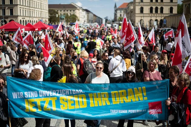 Bilder des Jahres 2022, News 05 Mai News Themen der Woche KW18 Kita-Streik in München Am 4.5.2022 versammelten sich Erzieher*innen und Beschäftigte in Kinderbetreuungseinrichtungen in München, um für faire und höhere Löhne und bessere Arbeitsbedingungen zu streiken. Verdi und die GEW hatten zu dem Streik aufgerufen. -- On May 4, 2022 educators gathered in Munich, Germany to strike for higher wages and better working conditions. The Trade Unions Verdi and GEW called upon to strike. München Bayern Deutschland Copyright: xAlexanderxPohlx