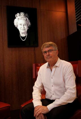 Rob Munday enthüllt anlässlich des Platin-Jubiläums von Königin Elizabeth ein 3D-Porträt . 04 05 2022. London, United Kingdom. Royal Holographer, Rob Munday, unveils a stunnnig new 3D Holographic portrait of Her Majesty Queen Elizabeth, to mark her Platinum Jubilee. The unveiling took lace at 45 Park Lane. The Portrait is named Platinum Queen: Felicity New Portrait of Queen Elizabeth the Second.  xMarkxThomasx xi-Imagesx IIM-23374-0018
