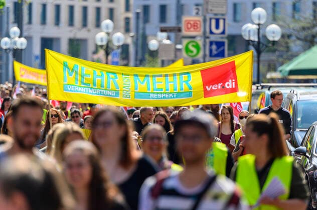 News Themen der Woche KW18 News Bilder des Tages Ver.di Warnstreik von Beschäftigten in Kitas und im schulischen Ganztag. Nürnberg, 04.05.2022 *** Ver di warning strike by employees in daycare centers and all-day school Nuremberg, 04 05 2022 Foto:xD.xAnoraganingrumx xFuturexImage