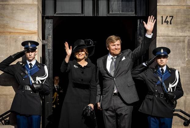 Bilder des Jahres 2022, Entertainment 05 Mai Entertainment Themen der Woche KW18 2022-05-04 17:57:42 Dutch Queen Maxima and King Willem-Alexander on arrival at the Royal Palace on Dam Square in Amsterdam, The Netherlands, May 4, 2022, prior to the National Remembrance Day on Dam Square. Also this year, on May 4, the Netherlands will commemorate the civilians and soldiers who have been killed or murdered since the outbreak of the Second World War. ANP REMKO DE WAAL netherlands out - belgium out *** 2022 05 04 17 57 42 Dutch Queen Maxima and King Willem Alexander on arrival at the Royal Palace on Dam Square in Amsterdam, The Netherlands, May 4, 2022, prior to the National Remembrance Day on Dam Square Also this year, on May 4, the Netherlands will commemorate the civilians and soldiers who have been killed or murdered sin  Copyright: xx x448033681x originalFilename: 448033681.jpg