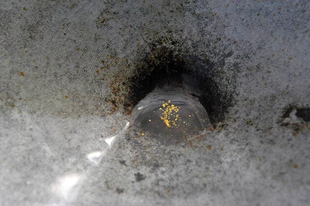 IMAGO Nature: Unsere Erde, Ressourcen, Gold gold spangles of river at the bottom of a jamb , 3357453.jpg, gold, closeup, water, golden, color, close-up, background, nature, bright, beauty, natural, metal, mine, clean, wealth, wash, rich, pan, spangles, shiny, yellow, metallic, sparkle, small, light, abundance, carat, glowing, fun, equipment, tool, manual, isolated, instrument, concept, tools, instruments,